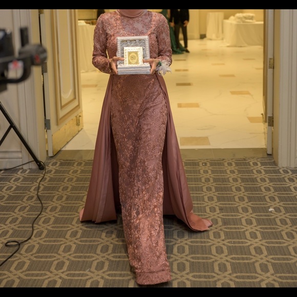 Beautiful gown in blush- Excellent condition worn only once Modest Dress - Picture 1 of 3